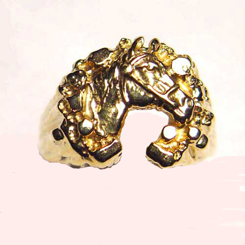 14 kt.y.g. horse head inside nugget horseshoe ring