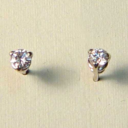 14 kt. w.g.0.20ct.t.w. diamond stud earrings