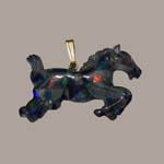 14 kt.y.g. Opal jumping horse pendant