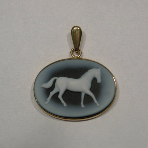 14 karat yellow gold horse Agate Cameo Pendant