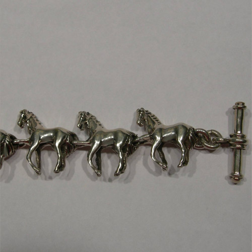 toggle clasp of trotting horse link bracelet